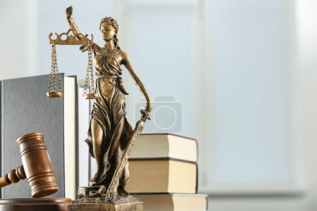 Téléchargez les photos : Figure de Lady Justice, marteau et livres sur fond blanc, espace pour le texte. Symbole du traitement équitable prévu par la loi - en image libre de droit