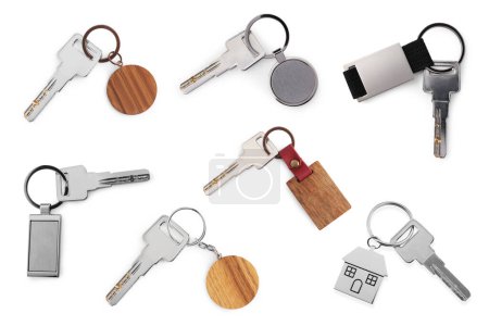 Téléchargez les photos : Ensemble de clés avec porte-clés isolés sur blanc - en image libre de droit