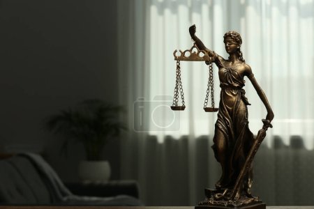 Téléchargez les photos : Figure de Lady Justice à l'intérieur, espace de texte. Symbole du traitement équitable prévu par la loi - en image libre de droit