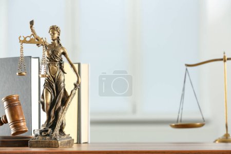 Téléchargez les photos : Figure de Lady Justice, marteau et livres sur table à l'intérieur, espace pour le texte. Symbole du traitement équitable prévu par la loi - en image libre de droit