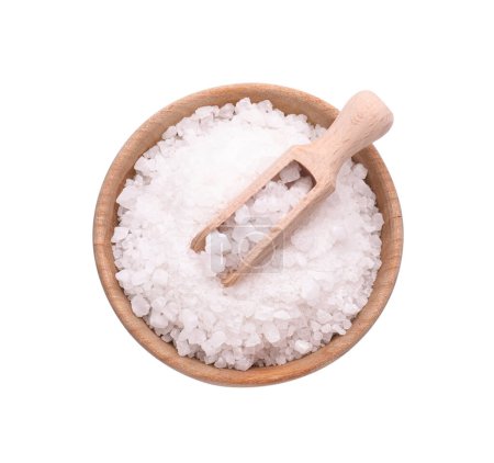 Téléchargez les photos : Bol avec sel de mer naturel et cuillère en bois isolé sur blanc, vue sur le dessus - en image libre de droit
