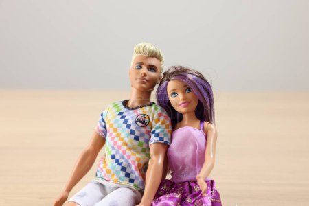 Téléchargez les photos : Leyde, Pays-Bas - septembre 20, 2023 : Poupées Barbie et Ken élégantes sur fond flou - en image libre de droit