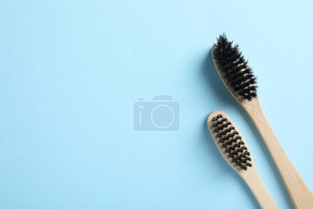 Foto de Dos cepillos de dientes de bambú sobre fondo azul claro, planas. Espacio para texto - Imagen libre de derechos