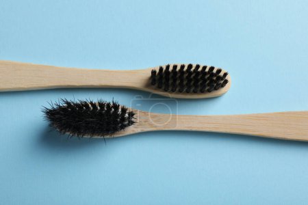 Foto de Dos cepillos de dientes de bambú sobre fondo azul claro, plano - Imagen libre de derechos