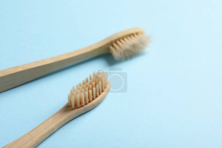 Foto de Dos cepillos de dientes de bambú sobre fondo azul claro, primer plano. Espacio para texto - Imagen libre de derechos