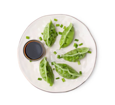 Téléchargez les photos : Délicieuses boulettes vertes (gyozas) et sauce soja isolées sur blanc, vue de dessus - en image libre de droit