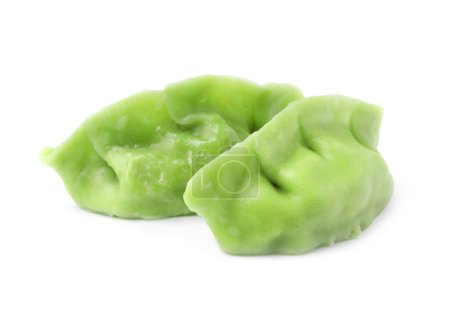 Téléchargez les photos : Deux délicieuses boulettes vertes (gyozas) isolées sur blanc - en image libre de droit