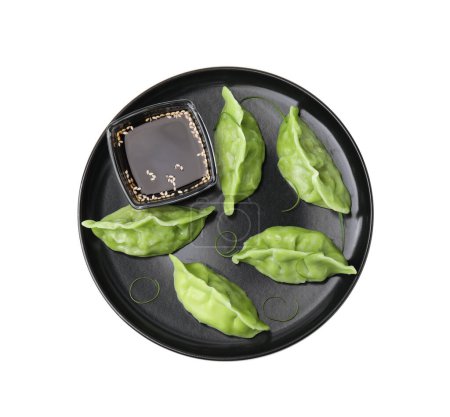 Téléchargez les photos : Délicieuses boulettes vertes (gyozas) et sauce soja isolées sur blanc, vue de dessus - en image libre de droit
