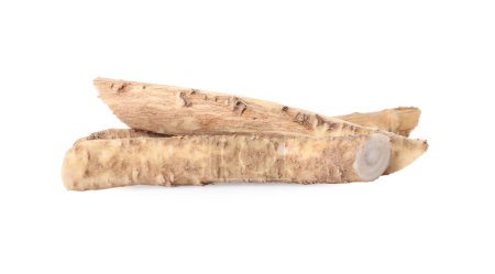 Téléchargez les photos : Racines de raifort fraîches coupées isolées sur blanc - en image libre de droit