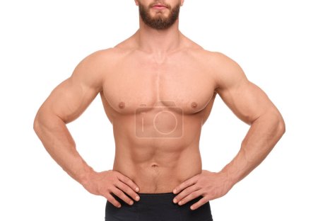 Homme musculaire montrant des abdos isolés sur blanc, gros plan. Corps sexy