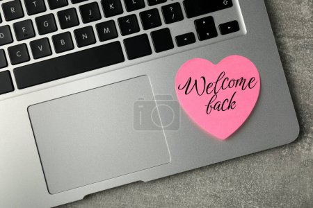 Téléchargez les photos : Note collante en forme de coeur avec phrase Bienvenue sur ordinateur portable, vue sur le dessus - en image libre de droit
