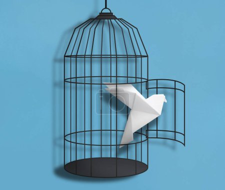 Téléchargez les photos : La liberté. Papier oiseau volant hors de la cage brisée sur fond bleu clair - en image libre de droit