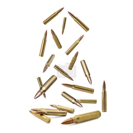 Viele Kugeln fallen auf weißem Hintergrund. Schusswaffenmunition