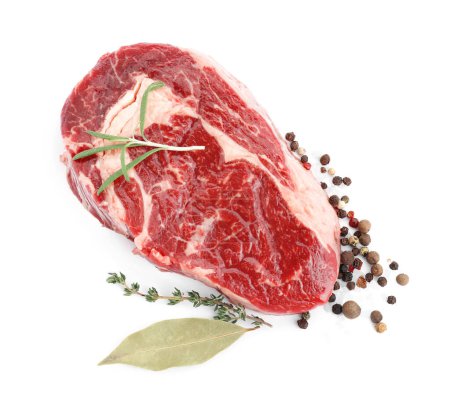 Téléchargez les photos : Morceau de viande de bœuf frais, herbes et épices sur fond blanc, vue de dessus - en image libre de droit