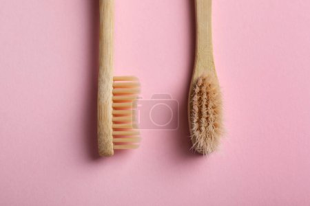 Foto de Dos cepillos de dientes de bambú sobre fondo rosa, planas - Imagen libre de derechos