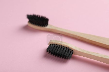 Foto de Dos cepillos de dientes de bambú sobre fondo rosa, primer plano - Imagen libre de derechos