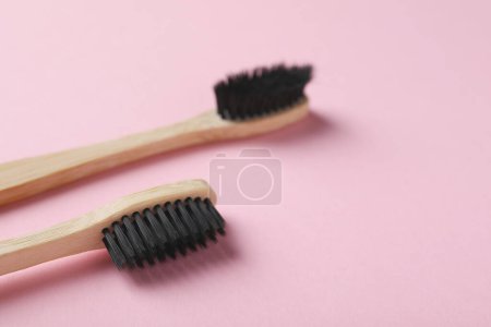Foto de Dos cepillos de dientes de bambú sobre fondo rosa, primer plano. Espacio para texto - Imagen libre de derechos