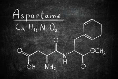Téléchargez les photos : Formule d'aspartame (chimique et structurel) écrite sur tableau noir. Sucre de substitution - en image libre de droit