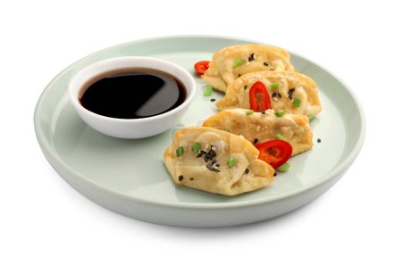 Téléchargez les photos : Délicieux gyoza (boulettes asiatiques) à la sauce soja, poivre, oignon et sésame isolé sur blanc - en image libre de droit