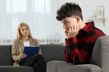Foto de Psicólogo trabajando con un adolescente en el consultorio. Problemas de los adolescentes - Imagen libre de derechos