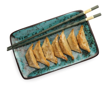 Téléchargez les photos : Délicieux gyoza (boulettes asiatiques) et baguettes isolés sur blanc, vue de dessus - en image libre de droit