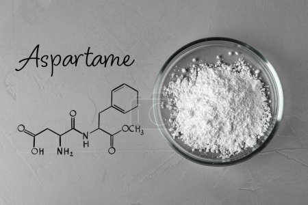 Téléchargez les photos : Formule de l'aspartame (chimique et structurel). Édulcorant artificiel en boîte de Pétri sur table grise, vue du dessus - en image libre de droit