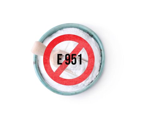 Foto de Prohibir el aspartamo. Signo de prohibición con código (E951) sobre edulcorante artificial en bol sobre fondo blanco, vista superior - Imagen libre de derechos