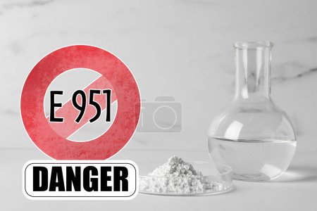 Foto de Peligro de aspartamo. Signo de prohibición con código (E951) y edulcorante artificial en placas de Petri sobre mesa blanca - Imagen libre de derechos