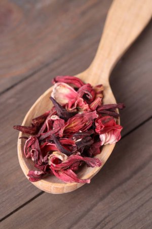 Foto de Cuchara de té de hibisco seco en la mesa de madera, primer plano - Imagen libre de derechos