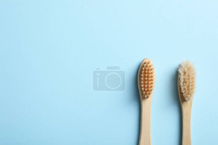 Foto de Dos cepillos de dientes de bambú sobre fondo azul claro, planas. Espacio para texto - Imagen libre de derechos