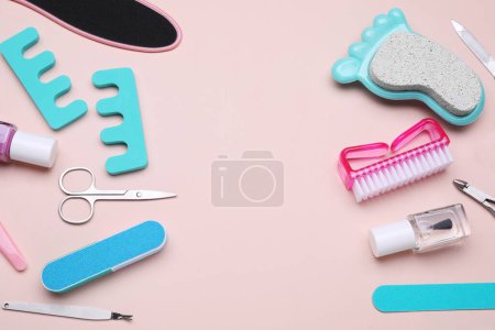 Foto de Conjunto de herramientas de pedicura sobre fondo rosa, sobre vista. Espacio para texto - Imagen libre de derechos