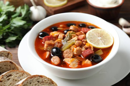Téléchargez les photos : Soupe solyanka à la viande avec saucisses, olives et légumes sur la table, gros plan - en image libre de droit
