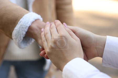 Foto de Confianza y apoyo. Mujeres uniendo las manos al aire libre, primer plano - Imagen libre de derechos