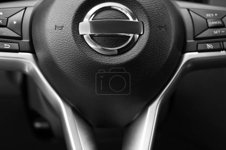 Foto de Señal de seguridad del airbag en el volante en el coche, primer plano - Imagen libre de derechos