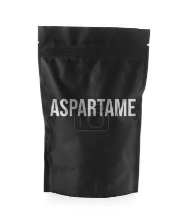Téléchargez les photos : Aspartame. Emballage de papier d'aluminium noir avec édulcorant artificiel sur fond blanc - en image libre de droit