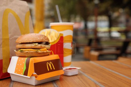 Lemberg, Ukraine - 9. Oktober 2023: McDonald 's-Menü auf Holztisch im Freien, Platz für Text