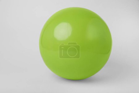 Téléchargez les photos : Balle de plage gonflable vert clair sur fond blanc - en image libre de droit
