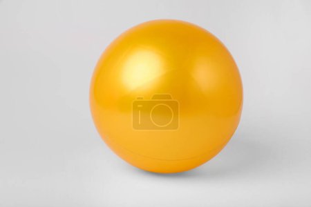 Téléchargez les photos : Balle de plage gonflable orange sur fond blanc - en image libre de droit