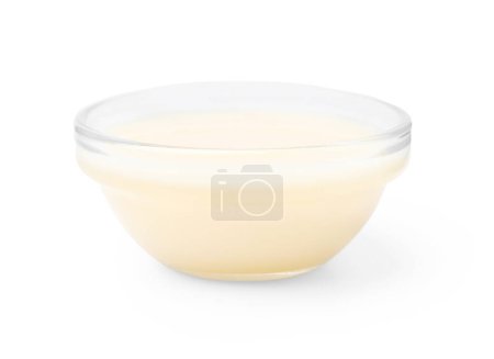 Téléchargez les photos : Bol en verre avec lait condensé isolé sur blanc - en image libre de droit