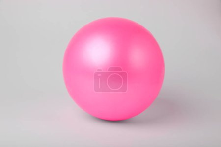Téléchargez les photos : Balle de plage gonflable rose sur fond blanc - en image libre de droit