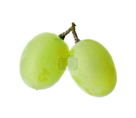 Deux raisins verts mûrs isolés sur blanc