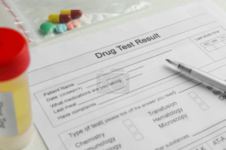 Ergebnisformular für Medikamententests, Pillen und Behälter mit Urinprobe auf hellem Tisch, Nahaufnahme