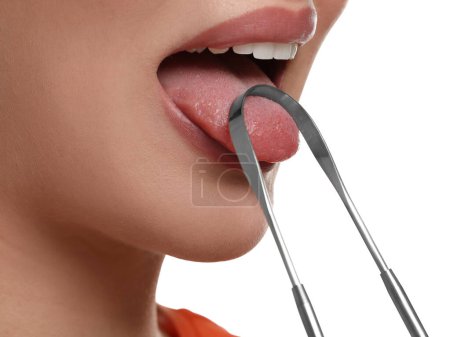 Téléchargez les photos : Femme se brossant la langue avec un nettoyant sur fond blanc, gros plan - en image libre de droit