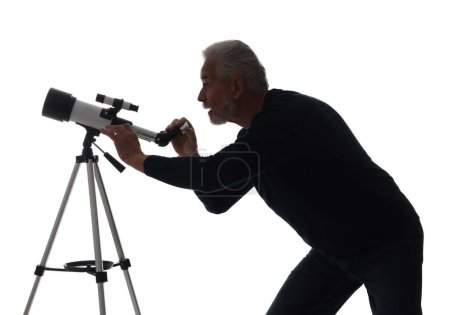Astronome senior avec télescope sur fond blanc