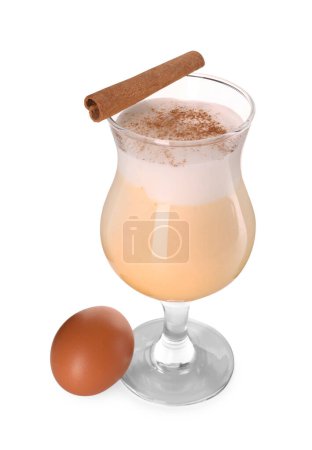 Foto de Delicioso ponche de huevo en vidrio, canela y huevo aislado en blanco - Imagen libre de derechos