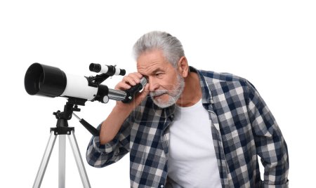 Astronome senior regardant les étoiles à travers le télescope sur fond blanc
