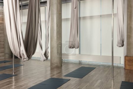 Foto de Muchas hamacas para el yoga de la mosca en estudio, espacio para el texto - Imagen libre de derechos