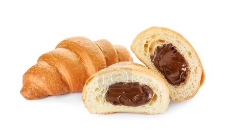 Leckere frische Croissants mit Schokolade isoliert auf weiß