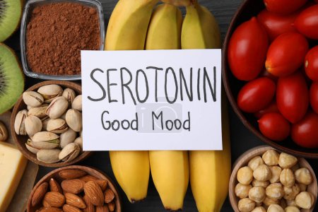 Foto de Muchos productos diferentes y tarjeta con la frase Serotonin Good Mood en la mesa, la puesta plana. Antidepresivos naturales - Imagen libre de derechos