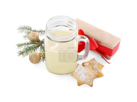 Foto de Tarro de cristal albañil de delicioso ponche de huevo con galletas, regalo y decoración de Navidad aislado en blanco - Imagen libre de derechos